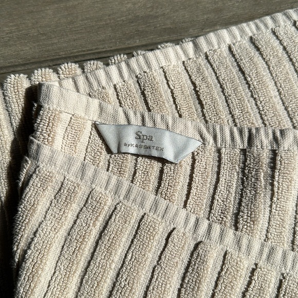 Towels 100% cotton set of 3 bath towels. Very good condition, almost not used - Picture 10 of 13